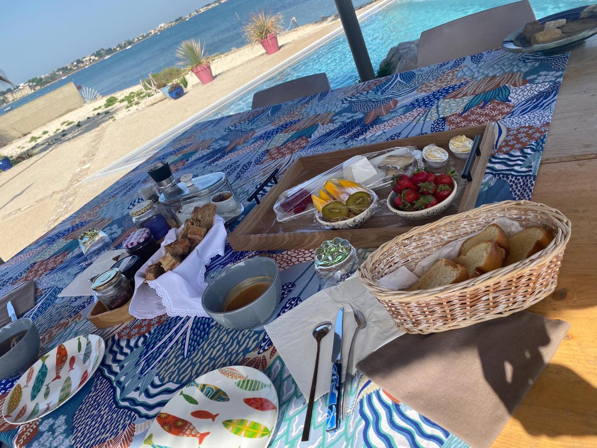Bed and Breakfast Les Pieds Dans L'Eau Sète Esterno foto